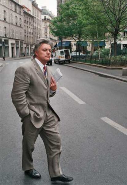 El escritor John Irving pasea por las calles de París en 2002.