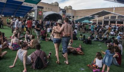 Ambient davant d'un escenari del passat festival Sónar, patrocinat per una coneguda marca de cervesa.