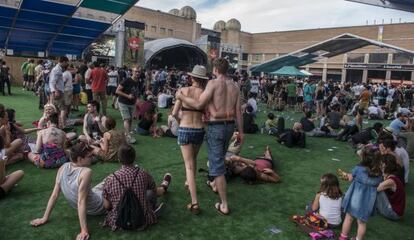 Ambient davant d&#039;un escenari del passat festival S&oacute;nar, patrocinat per una coneguda marca de cervesa.