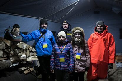 Natalya Duk, al frente, en una carpa en el lado ucranio del paso fronterizo de Dolhobyczow-Uhryniv.