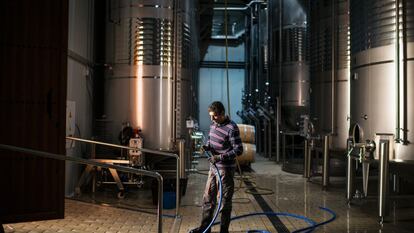 Un trabajador en la nave de vinificación y fermentación de la bodega Megía e Hijos, también en Valdepeñas.