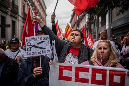 "Su botín es mi crisis. Sin pan, no hay paz", es el lema de los manifestantes para pedir un aumento salarial.
