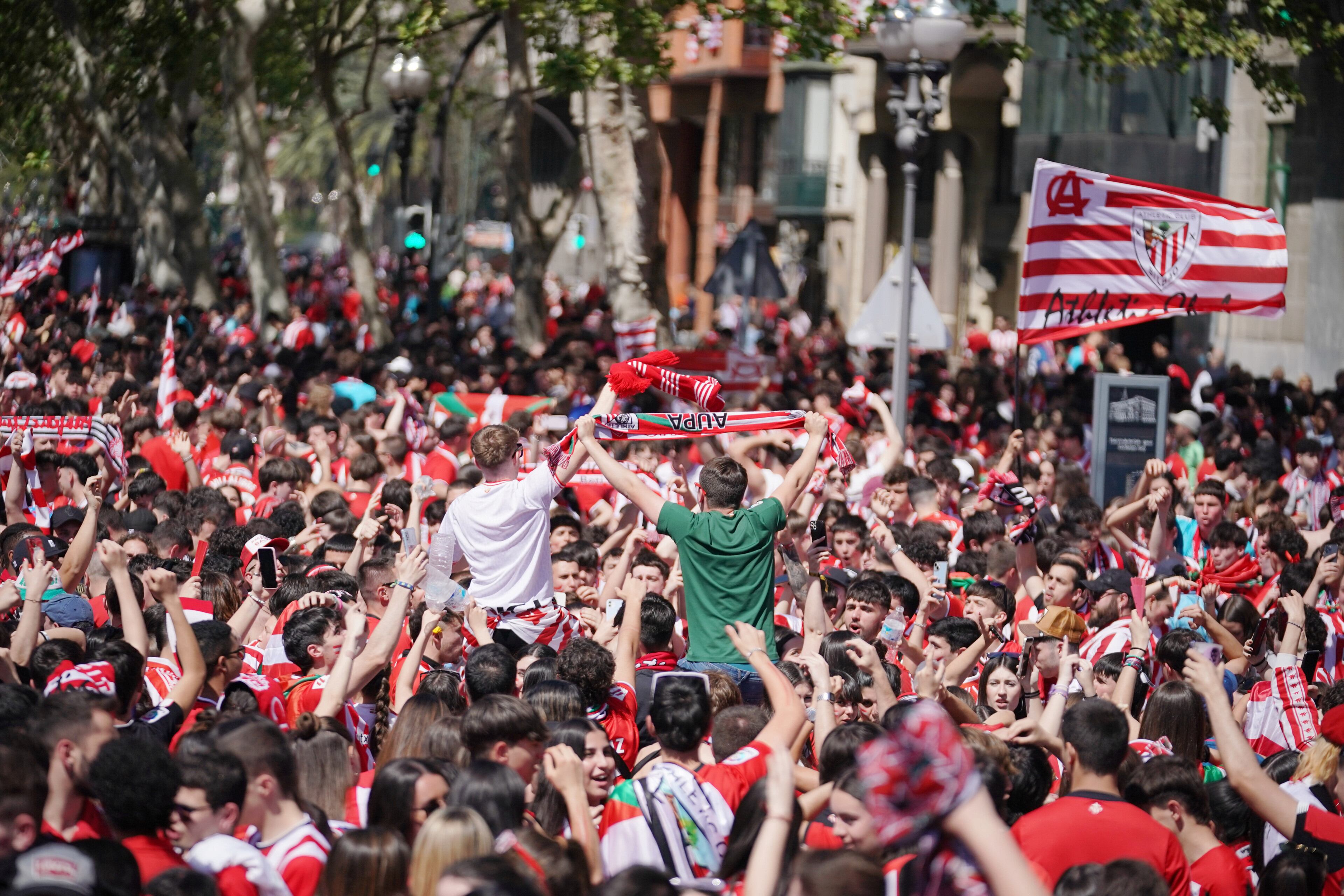 Seguidores del equipo bilbaíno esperan la llegada de la gabarra al Ayuntamiento de Bilbao.