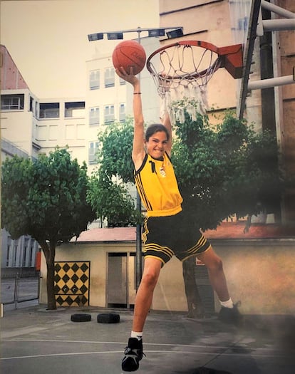 Marta Xargay jugando de pequeña / foto cedida por la baloncestista.