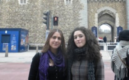 Ainhoa Simon, con una amiga.