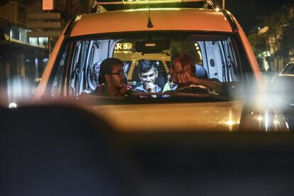 Hamzi y Alí comparten el taxi hasta la plaza Basma, en Esmirna (Turquía). Los adolescentes obedecen sin rechistar cuando Um Alí les ordena que dejen de jugar al futbolín y se dirijan al centro de la ciudad.