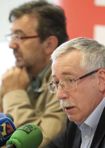 El secretario general de CCOO, Ignacio Fernández Toxo (d), acompañado por el secretario regional del sindicato en Aragón, Julián Buey (i), durante la rueda de prensa que ha ofrecido hoy en Zaragoza donde ha impartido la conferencia "Acuerdo por el empleo y la protección social".