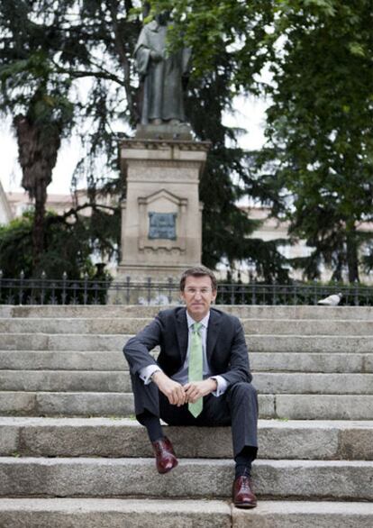 Feijóo, en la escalera del parque Padre Feijóo, en Ourense.