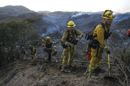 Un retén de varios departamentos de bomberos del Condado de San Diego trabajan en la zona De Luz, California, el 28 de julio de 2018.