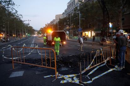 Según ha informado el Ayuntamiento, el trabajo de los operarios provoca algunas alteraciones y cortes en el tráfico en diversas calles, entre ellas, alrededor de la delegación del Gobierno, punto en el que se concentraron los altercados.