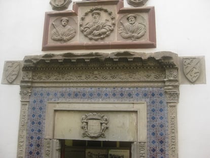 Dintel de la puerta principal de la casa Gralla que se conserva en el Museu de L'Enrajolada de Martorell.