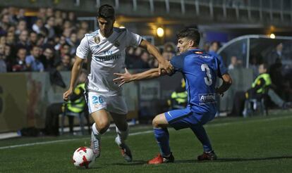 Asensio dribla a Fran García, del Fuenlabrada, en el partido de ayer.