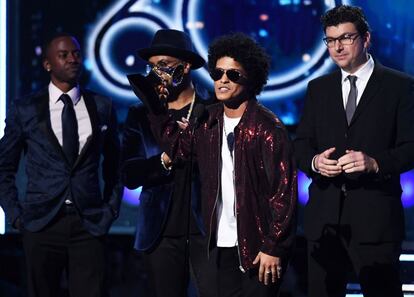 Bruno Mars hizo esa "magia de 24 quilates" que da nombre a su último álbum y arrasó en el regreso de los Grammy a Nueva York. Levantó los seis gramófonos a los que aspiraba, mientras que el favorito, Jay-Z, se fue de vacío. En la imagen, Bruno Mars recibe el Grammy a mejor grabación del año por '24k Magic', en Nueva York (EE UU).