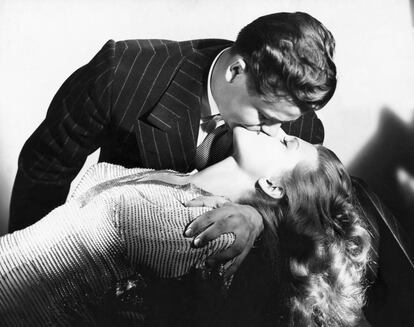 Glenn Ford besando a Rita Hayworth en una escena de la película 'Gilda', en 1946.