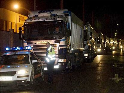 Caravana de camiones que salió de Lleida hacia Tarragona para cargar pienso.