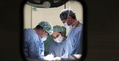 Operaci&oacute;n de trasplante de higado, en el hospital de Puerta de Hierro de Majadahonda (Madrid) . 