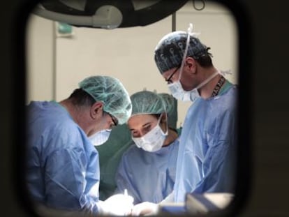 Operaci&oacute;n de trasplante de higado, en el hospital de Puerta de Hierro de Majadahonda (Madrid) . 