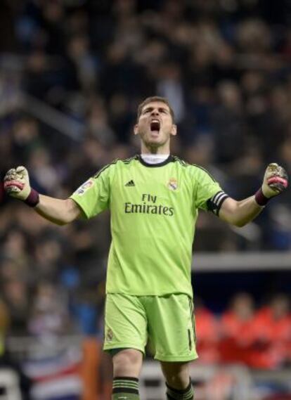 Iker Casillas grita después del tercer gol del Real Madrid en la ida de la de las semifinales de la Copa de Rey.