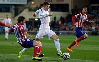 Insua comete penalti sobre Bale.