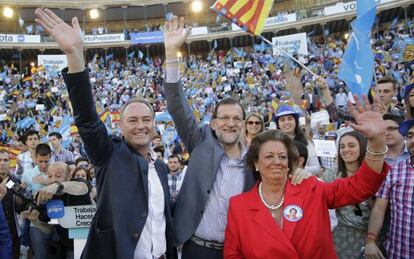 Fabra, Rajoy y Barber&aacute; en el mitin del PP en la plaza de toros de Valencia el 21 de mayo pasado.