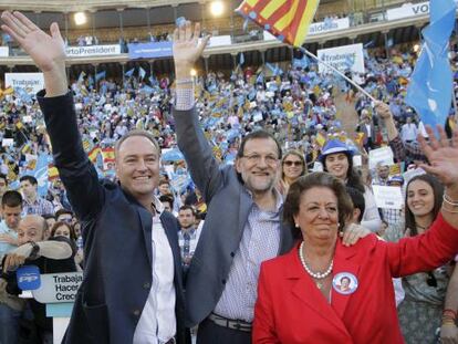 Fabra, Rajoy y Barber&aacute; en el mitin del PP en la plaza de toros de Valencia el 21 de mayo pasado.