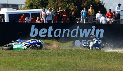 Sete Gibernau y su Yamaha ruedan por el suelo.