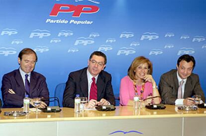 De izquierda a derecha, Pío García-Escudero, Alberto Ruiz-Gallardón, Ana Botella y Manuel Cobo, durante la reunión en la sede del PP.