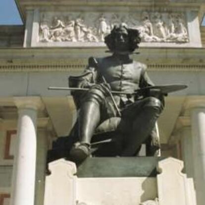 Estatua de Velázquez en la entrada principal del Museo del Prado