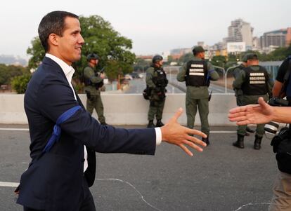 O presidente da Assembleia Nacional venezuelana e presidente interino, Juan Guaidó, junto a militares no exterior da base aérea da Carlota, nas proximidades de Caracas, nesta terça-feira.