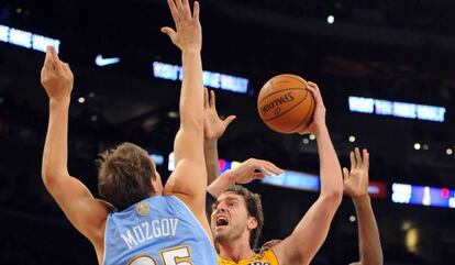 Pau Gasol lanza ante Mozgov.