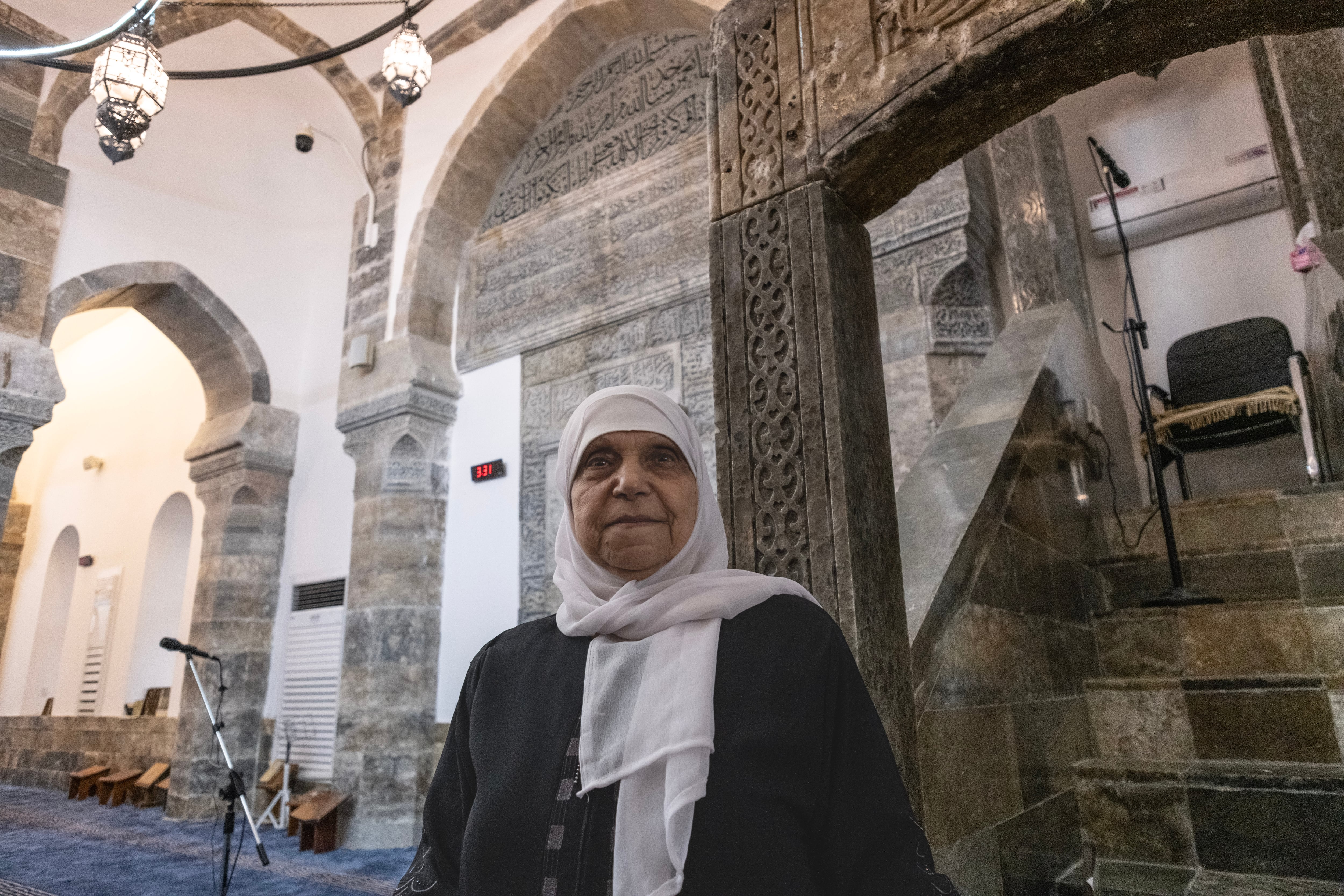 Una vecina de Mosul posa delante del púlpito de la recién reconstruida Gran Mezquita al Nuri, este martes.