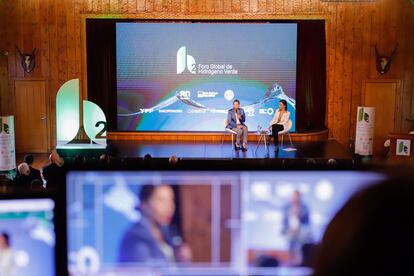 Carreras y Lobillo conversan durante el Foro Global Hidrógeno Verde, en Río Negro (Argentina).