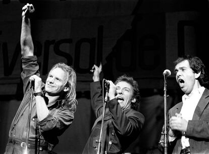 Esta imagen corresponde al concierto de Amnistía Internacional en el Camp Nou en 2012 De izquierda a derecha: Sting, Bruce Springsteen y Peter Gabriel.
