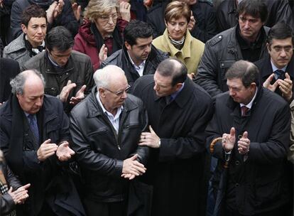 El <i>lehendakari</i>  Ibarretxe coge del brazo al hermano de Ignacio Uria en la concentración de Azpeitia en repulsa por el asesinato.