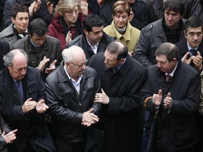 El <i>lehendakari</i>  Ibarretxe coge del brazo al hermano de Ignacio Uria en la concentración de Azpeitia en repulsa por el asesinato.