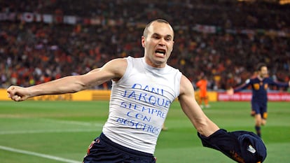 Andrés Iniesta marca el gol de la victoria en el España-Holanda, final del Mundial de fútbol Sudáfrica 2010.