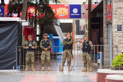 Miembros de la Polica Nacional del Per hacen guardia en el centro comercial Real Plaza Trujillo.