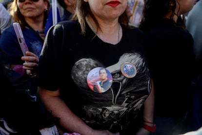 Seguidora con un pin de Augusto Pinochet, en un mitin de cierre de campaña en Santiago de Chile.