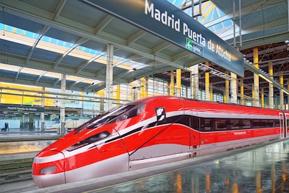 Recreación del tren Frecciarossa 1000 en la estación Puerta de Atocha de Madrid.