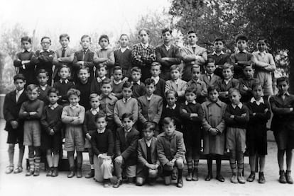 Ya era primavera cuando una mañana se presentó el fotógrafo con sus armatostes en el patio del colegio y se interrumpieron las clases. De aquel instante apenas recuerda casi nada Rodolfo González Dompedro, el tercero por la derecha en la última fila, pero cuando contempla la fotografía se le nublan los ojos con aguas de melancolía. El Liceo Italiano abrió el 27 de junio de 1940 junto al consulado de Italia, antiguo palacio del Conde de Santa Coloma, construido en 1913 por Joaquín Saldaña en la esquina de Agustín de Betancourt con Cristóbal Bordiú. En 1949 se realizó la reforma por la que se reconocían los estudios de liceo italiano y bachillerato español.