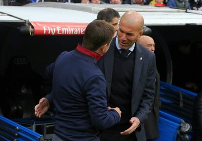 Zinedine Zidane (derecha), entrenador del Real Madrid, saluda a Eduardo Berizzo, entrenador del Sevilla.