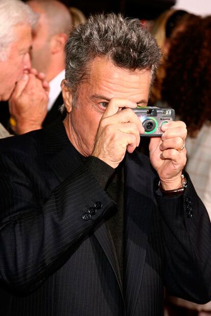 Dustin Hoffman suele ir con una cámara a muchos actos públicos, pero al igual que su compañero de reparto en Rain Man, Tom Cruise, casi nadie ha visto sus fotos.