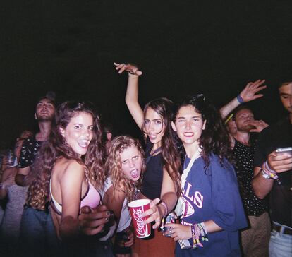 Carlotta Cosials, Bernarda Parodi (una amiga), Ana García Perrote y Ade Martín en un ‘backstage’ en Los Ángeles