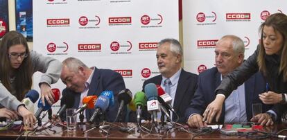 Manuel Pastrana, Jos&eacute; Antonio Gri&ntilde;&aacute;n y Francisco Carbonero en rueda de prensa despu&eacute;s de haber mantenido una reuni&oacute;n.