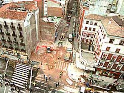 Estado que presentaba ayer la confluencia de las calles de Gaztambide y de Alberto Aguilera, donde el miércoles se derrumbó un edificio.