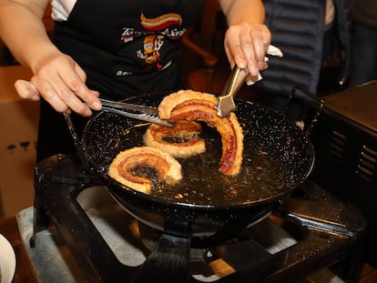 Preparación de los torreznos sorianos.