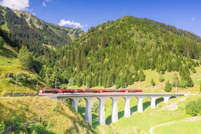 “El viaje con el expreso más lento del mundo recorre en unas ocho horas la cordillera de los Alpes, atraviesa 91 túneles y cruza 291 puentes”. Así describe el Glacier Express la oficina de turismo de myswitzerland.com