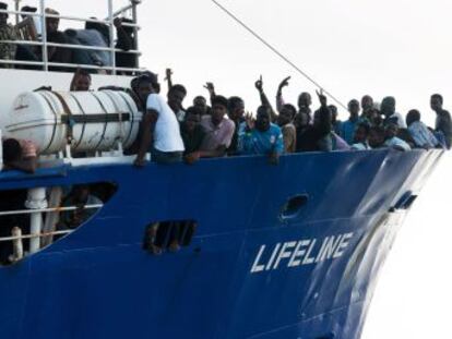 Matteo Salvini rechaza la entrada de otro barco con 224 inmigrantes a bordo y pide al primer ministro, Giusepp Conte, que no asista a la minicumbre de Bruselas el domingo