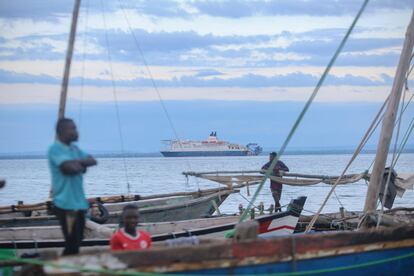 Pescadores esperan cerca de Pemba las embarcaciones con personas desplazadas desde Palma, este lunes en Mozambique.