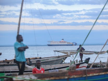 Pescadores esperan cerca de Pemba las embarcaciones con personas desplazadas desde Palma, este lunes en Mozambique.
